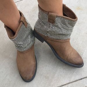 Ankle suede boots